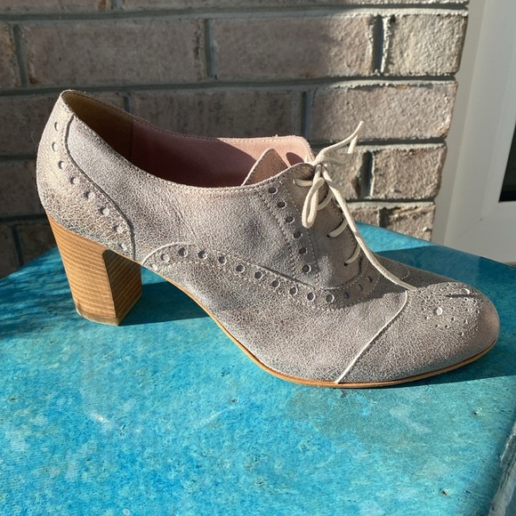 Shimmering Silver Italian Leather Wingtip Heels - Picture 9 of 13